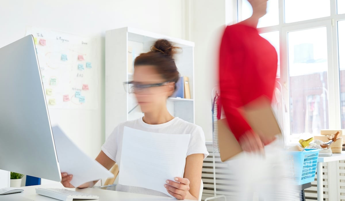 stock-blurred-busy-office